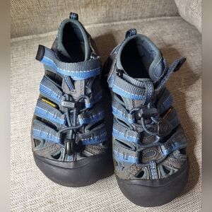 Keens Youth Sandals Size 12,